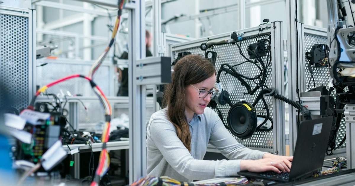 Quereinsteigerin in moderner Produktion – Einstieg ohne abgeschlossene Ausbildung